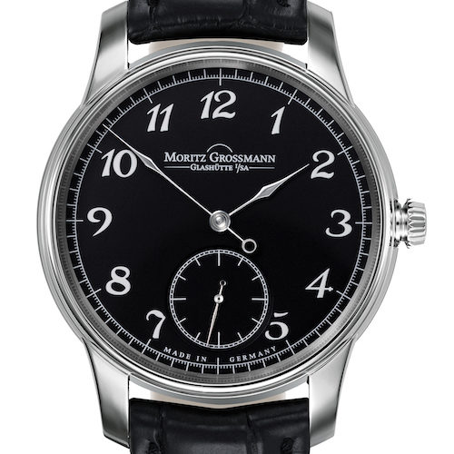 Das tiefschwarze Zifferblatt bringt die geschwungenen arabischen Ziffern besonders zur Geltung. Das tiefschwarze Zifferblatt bringt die geschwungenen arabischen Ziffern besonders zur Geltung.