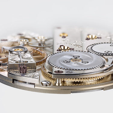 Der Pfeileraufbau des Handaufzugkalibers 102.0 von Moritz Grossmann. Der Pfeileraufbau des Handaufzugkalibers 102.0 von Moritz Grossmann.