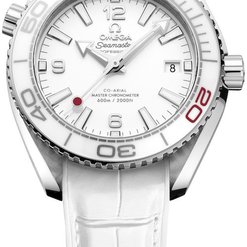 Die Seamaster Planet Ocean Olympia Tokyo 2020 von Omega wird an einem weißen Lederband geliefert. Die Seamaster Planet Ocean Olympia Tokyo 2020 von Omega wird an einem weißen Lederband geliefert.
