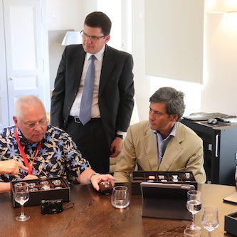 Aus erster Hand: Der CEO von Parmigiani, Davide Traxler, bei der Vorstellung der Kollektion. Aus erster Hand: Der CEO von Parmigiani, Davide Traxler, bei der Vorstellung der Kollektion.