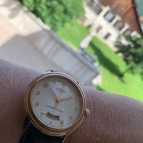 Die besonders anspruchsvolle Qualitätskontrolle Qualité Fleurier hat diese Uhr bestanden. Die besonders anspruchsvolle Qualitätskontrolle Qualité Fleurier hat diese Uhr bestanden.