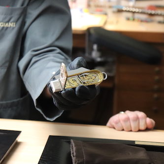 Im Schaft dieses Messers aus der Sandoz-Sammlung verbirgt sich eine Minutenrepetition. Im Schaft dieses Messers aus der Sandoz-Sammlung verbirgt sich eine Minutenrepetition.