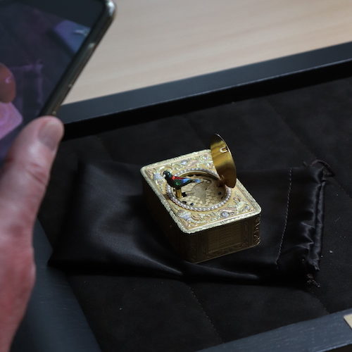 Dieser mechanische Singvogel aus der Sandoz-Sammlung zwitschert täuschend lebensecht. Dieser mechanische Singvogel aus der Sandoz-Sammlung zwitschert täuschend lebensecht.