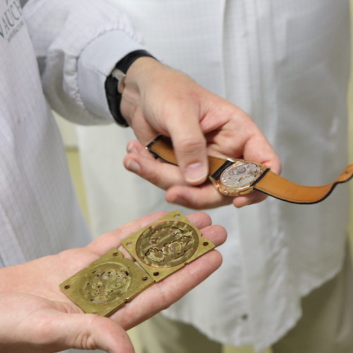 Die Fertigungsschritte bei Vaucher vom Rohling bis zum fertigen Werk. Die Fertigungsschritte bei Vaucher vom Rohling bis zum fertigen Werk.