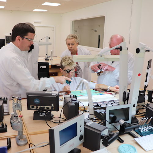 Die Montage der Werke in der Manufaktur Vaucher, die zu Parmigiani und mit 20 Prozent auch zu Hermès gehört. Die Montage der Werke in der Manufaktur Vaucher, die zu Parmigiani und mit 20 Prozent auch zu Hermès gehört.