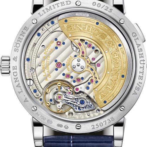 Der Unruhkloben des Automatikwerkes ist mit der »25« von Hand graviert, die sowohl an das Jubiläum als auch das Großdatum erinnert. Der Unruhkloben des Automatikwerkes ist mit der »25« von Hand graviert, die sowohl an das Jubiläum als auch das Großdatum erinnert.