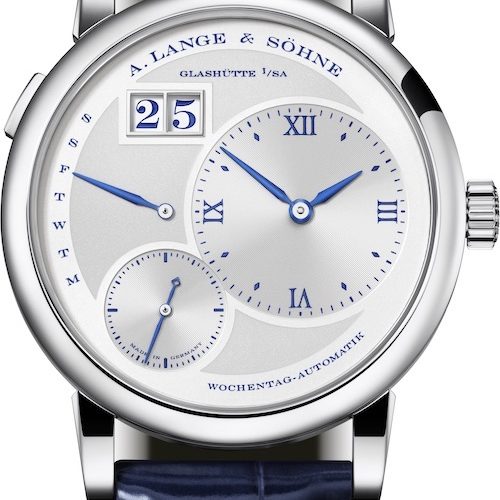 Die Lange 1 Daymatic von A. Lange & Söhne ist wie alle Jubiläumsuhren mit blauen Ziffern, Zeigern und Indizes ausgestattet. Die Lange 1 Daymatic von A. Lange & Söhne ist wie alle Jubiläumsuhren mit blauen Ziffern, Zeigern und Indizes ausgestattet.