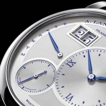 Bei der Lange 1 Daymatic sitzt das Großdatum bei elf Uhr, daneben befindet sich die Wochentagsanzeige. Bei der Lange 1 Daymatic sitzt das Großdatum bei elf Uhr, daneben befindet sich die Wochentagsanzeige.