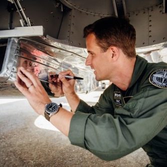 Der CEO der IWC, Christoph Grainger-Herr signiert in Goodwood die Silver Spitfire. Der CEO der IWC, Christoph Grainger-Herr signiert in Goodwood die Silver Spitfire.