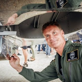 Der frühere Formel-1-Fahrer David Coulthard signiert die Silver Spifire. Der frühere Formel-1-Fahrer David Coulthard signiert die Silver Spifire.