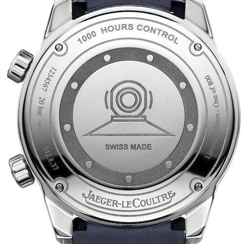 Der Boden der Polaris Date von Jaeger-LeCoultre ist geschlossen und mit Gravuren versehen. Der Boden der Polaris Date von Jaeger-LeCoultre ist geschlossen und mit Gravuren versehen.