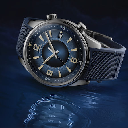 Das blaue Kautschukband ist mit einem »Clou de Paris«-Muster versehen. Das blaue Kautschukband ist mit einem »Clou de Paris«-Muster versehen.