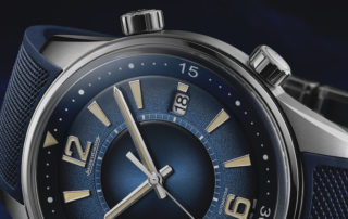 Ziffern, Indizes und Stabzeiger sind mit Leuchtfarbe in Vanille-Ton versehen.