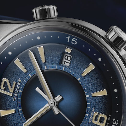 Ziffern, Indizes und Stabzeiger sind mit Leuchtfarbe in Vanille-Ton versehen. Ziffern, Indizes und Stabzeiger sind mit Leuchtfarbe in Vanille-Ton versehen.