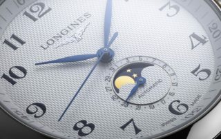 Die Longines Master mit Datum und Mondphasenanzeige bei sechs Uhr.