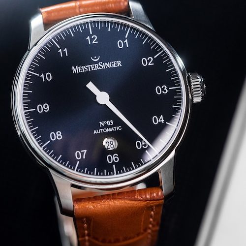 Das Zifferblatt der Sonderedition besitzt einen stahlblauen Sonnenschliff. Das Zifferblatt der Sonderedition besitzt einen stahlblauen Sonnenschliff.