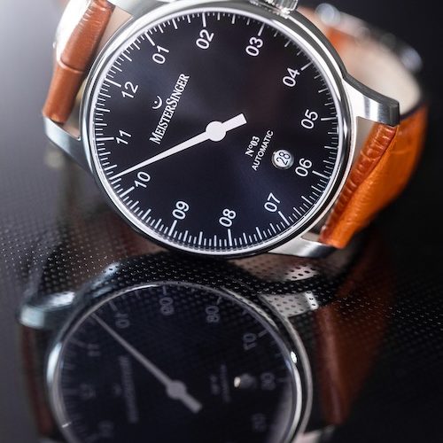 Die Meistersinger No 03 wird an einem cognacfarbenen Kalbslederband ausgeliefert. Die Meistersinger No 03 wird an einem cognacfarbenen Kalbslederband ausgeliefert.