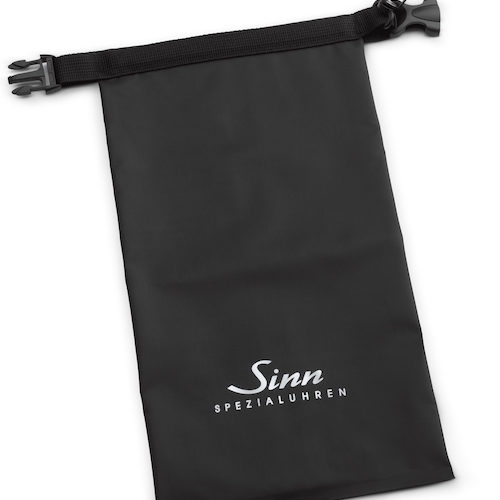 Die wasserdichte Tasche der Duoflex-Nachrüstlösung von Sinn Spezialuhren. Die wasserdichte Tasche der Duoflex-Nachrüstlösung von Sinn Spezialuhren.