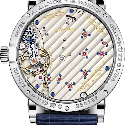 Das Handaufzugwerk ist reich verziert und bietet drei Tage Gangreserve. Das Handaufzugwerk ist reich verziert und bietet drei Tage Gangreserve.