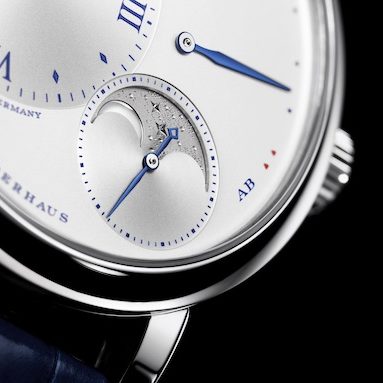 Das Jubiläumsmodell der Kleinen Lange 1 besitzt eine handgravierte Mondphase aus Weißgold. Das Jubiläumsmodell der Kleinen Lange 1 besitzt eine handgravierte Mondphase aus Weißgold.