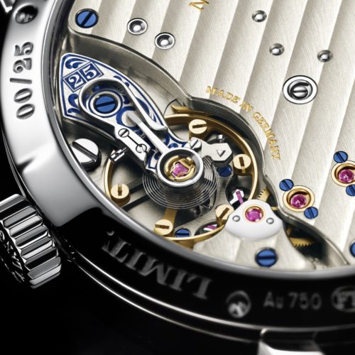 Der Unruhkloben ist von Hand graviert und trägt zum Jubiläum die 25 in Form der Großdatumsanzeige. Der Unruhkloben ist von Hand graviert und trägt zum Jubiläum die 25 in Form der Großdatumsanzeige.