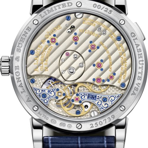 Die verbindende Signatur der Jubiläumskollektion, eine als Relief gearbeitete Darstellung des Großdatums, befindet sich auf dem Zwischenradkloben. Die verbindende Signatur der Jubiläumskollektion, eine als Relief gearbeitete Darstellung des Großdatums, befindet sich auf dem Zwischenradkloben.