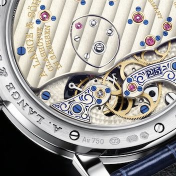 Werkseitig sind Tourbillonbrücke und Zwischenradkloben von Hand graviert. Werkseitig sind Tourbillonbrücke und Zwischenradkloben von Hand graviert.