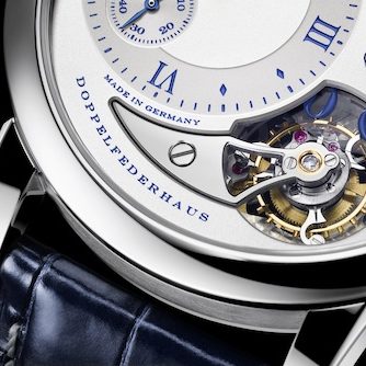 Das Tourbillon der Lange 1 lagert zwischen zwei Diamantdecksteinen. Das Tourbillon der Lange 1 lagert zwischen zwei Diamantdecksteinen.