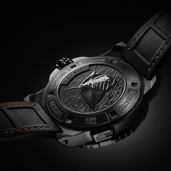 Den Boden der Patravi Scubatec Black Manta Special Edition ziert die detaillierte Gravur eines schwarzen Mantarochens. Den Boden der Patravi Scubatec Black Manta Special Edition ziert die detaillierte Gravur eines schwarzen Mantarochens.