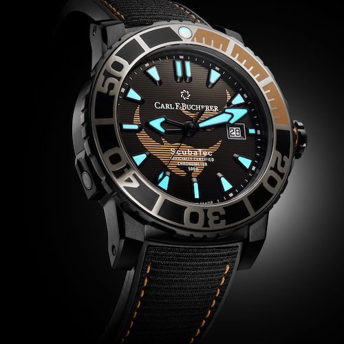 Indizes und Zeiger der Patravi Scubatec Black Manta Special Edition sind mit Leuchtfarbe belegt. Indizes und Zeiger der Patravi Scubatec Black Manta Special Edition sind mit Leuchtfarbe belegt.