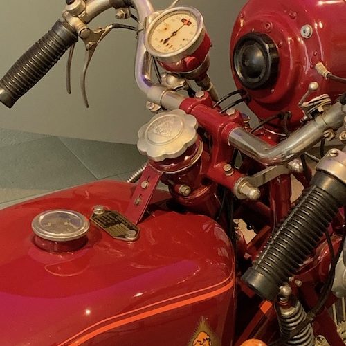 Das Modell dieses Diamant-Motorrades ist mit einem Mühle-Tachometer ausgestattet. Das Modell dieses Diamant-Motorrades ist mit einem Mühle-Tachometer ausgestattet.