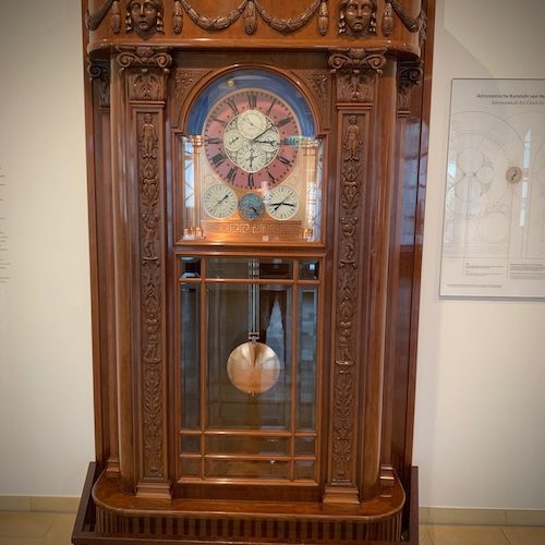 Die Goertz-Uhr zeigt Uhrzeit, Tage, Wochen, Monate und das Jahr an. Ablesen kann man auch Auf- und Untergang von Sonne und Mond über Mondzeiten, Sternbilder und Tierkreiszeichen. Die Goertz-Uhr zeigt Uhrzeit, Tage, Wochen, Monate und das Jahr an. Ablesen kann man auch Auf- und Untergang von Sonne und Mond über Mondzeiten, Sternbilder und Tierkreiszeichen.