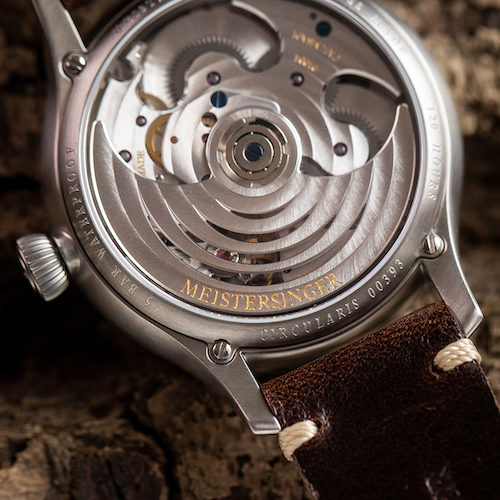 Das Automatikwerk mit Kreisschliff, temperaturgebläuten Schrauben und Rotor aus Wolfram. Das Automatikwerk mit Kreisschliff, temperaturgebläuten Schrauben und Rotor aus Wolfram.