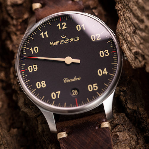 Ein gewölbtes Saphirglas schützt das schwarze Zifferblatt der Circularis. Ein gewölbtes Saphirglas schützt das schwarze Zifferblatt der Circularis.