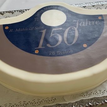 Mühle Glashütte feiert in diesem Jahr das 150-jährige Bestehen mit einem blauen Rotor – auch als Torte. Mühle Glashütte feiert in diesem Jahr das 150-jährige Bestehen mit einem blauen Rotor – auch als Torte.