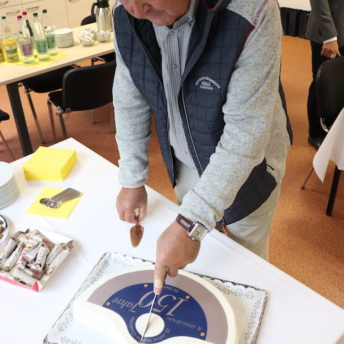 Hans-Jürgen Mühle schneidet die Jubiläumstorte zum 150. Geburtstag an. Hans-Jürgen Mühle schneidet die Jubiläumstorte zum 150. Geburtstag an.