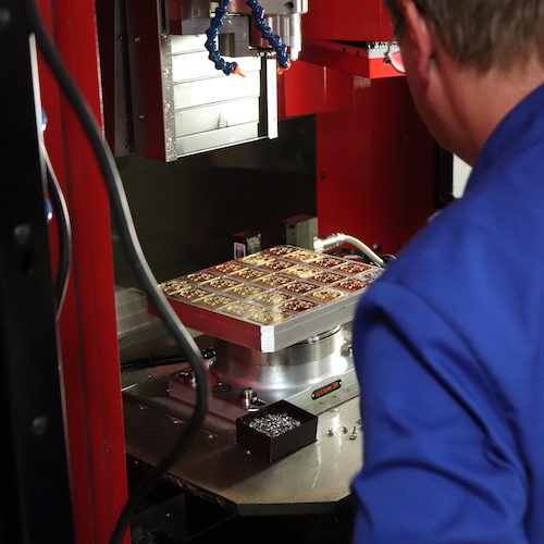 Die Kleinteilefertigung erfolgt auf computergesteuerten Fräsmaschinen. Die Kleinteilefertigung erfolgt auf computergesteuerten Fräsmaschinen.