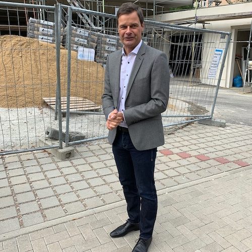 Geschäftsführer Thilo Mühle begrüßt die Gruppe vor der Baustelle der Firmenerweiterung. Geschäftsführer Thilo Mühle begrüßt die Gruppe vor der Baustelle der Firmenerweiterung.