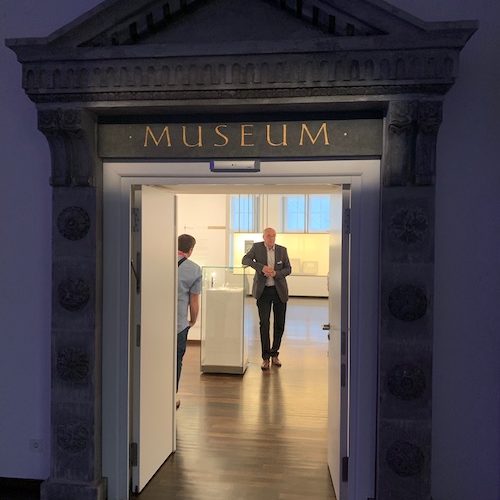 Das Museum befindet sich in der ehemaligen Deutschen Uhrmacherschule.