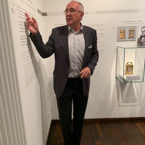 Museumsdirektor Reinhard Reichel erläutert die Geschichte Glashüttes an einem Zeitstrahl. Museumsdirektor Reinhard Reichel erläutert die Geschichte Glashüttes an einem Zeitstrahl.