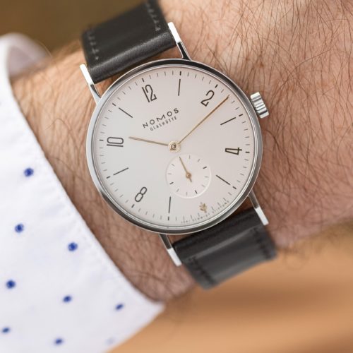 Die Nomos Tangente 35 passt an einen Damen- wie einen Herrenarm. Die Nomos Tangente 35 passt an einen Damen- wie einen Herrenarm.