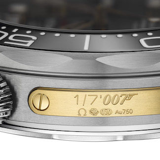 Auf dem Gehäuserand befindet sich eine Plakette aus 18 K Gelbgold, in welche die Limitierungsnummer graviert wird. Auf dem Gehäuserand befindet sich eine Plakette aus 18 K Gelbgold, in welche die Limitierungsnummer graviert wird.