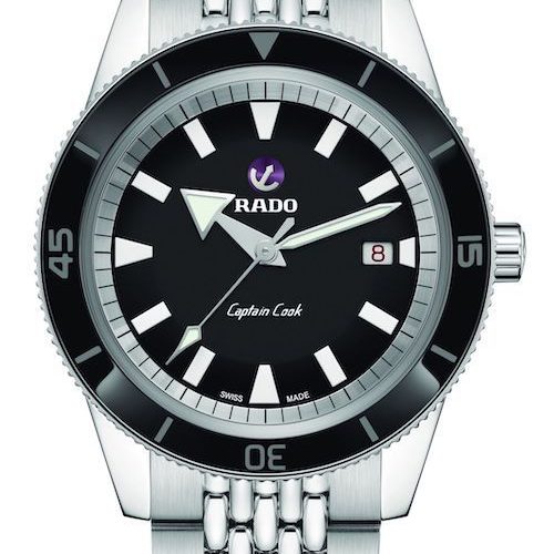 Die schwarze Captain Cook im 42-Millimeter-Edelstahlgehäuse am Edelstahlband in Reiskornoptik. Die schwarze Captain Cook im 42-Millimeter-Edelstahlgehäuse am Edelstahlband in Reiskornoptik.