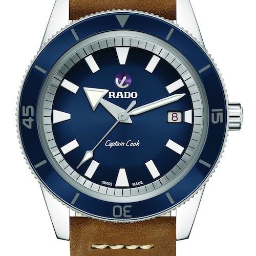 Die Captain Cook von Rado im 42-Millimeter-Edelstahlgehäuse mit Lederband und blauer Lünette. Die Captain Cook von Rado im 42-Millimeter-Edelstahlgehäuse mit Lederband und blauer Lünette.