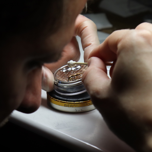 Die Montage und Reinigung eines Manufakturwerkes bei Tutima in Glashütte. Die Montage und Reinigung eines Manufakturwerkes bei Tutima in Glashütte.