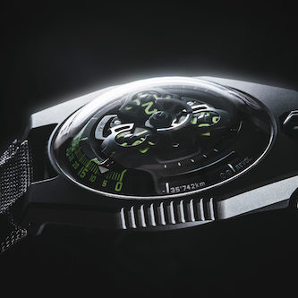 Das Gehäuse der UR-100 erinnert an die Ästhetik der ersten Modelle von Urwerk. Das Gehäuse der UR-100 erinnert an die Ästhetik der ersten Modelle von Urwerk.