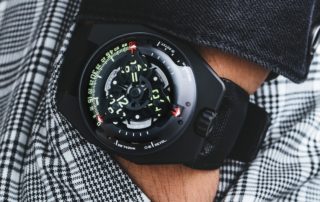 Die Stundenanzeige bei der UR100 erfolgt über drei Satelliten.