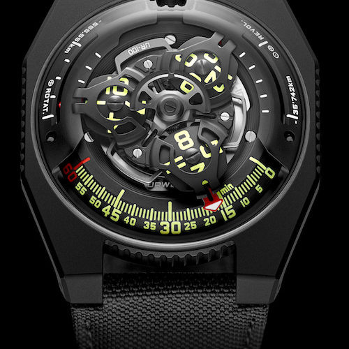 Die UR100 Black von Urwerk in Titan und Edelstahl mit geschwärztem Gehäuse. Die UR100 Black von Urwerk in Titan und Edelstahl mit geschwärztem Gehäuse.