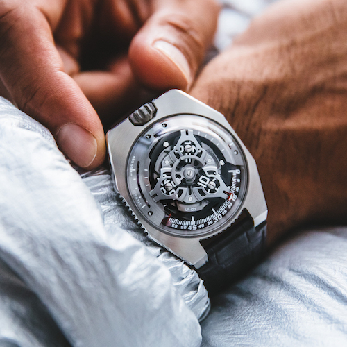 Die Krone der Urwerk-UR100Iron befindet sich bei zwölf Uhr. Die Krone der Urwerk-UR100Iron befindet sich bei zwölf Uhr.