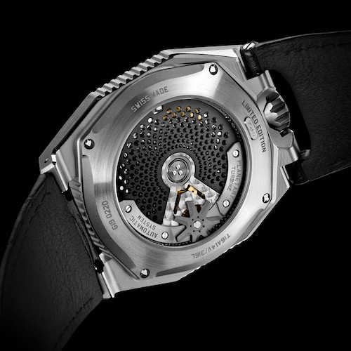 Die Urwerk U100 ist wasserdicht bis drei Bar, das entspricht dem Druck in 30 Meter Tiefe. Die Urwerk U100 ist wasserdicht bis drei Bar, das entspricht dem Druck in 30 Meter Tiefe.